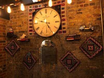 De Mezka Mediterranean Kitchen & Bar