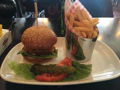 Astoria Cafe,bar And Grill