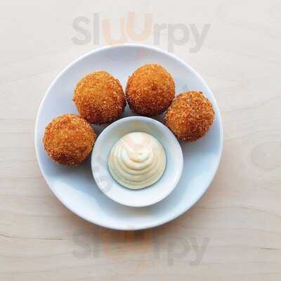 Lyon's Seafood & Wine Bar