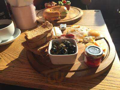 Beehive Jazz & Art Cafe