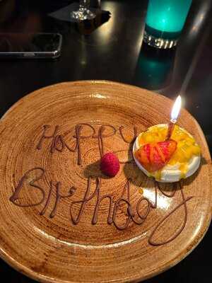 Rozu Restaurant & Cocktail Lounge