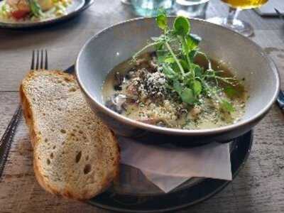 Henry Viii's Bar & Brasserie