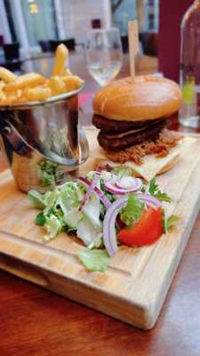 Pendulum Hotel – Garden Bar And Restaurant