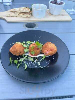 Rhodri’s By The Lake