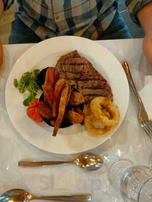 Rhodri’s By The Lake