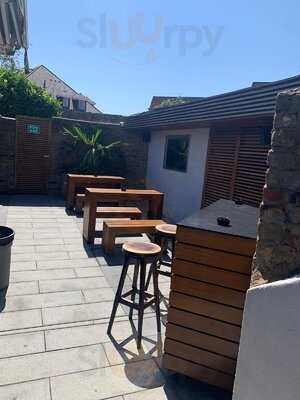 The Three Horseshoes