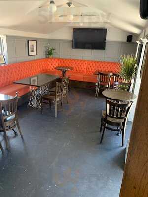 The Three Horseshoes