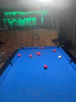 Huttons Bar And Grill