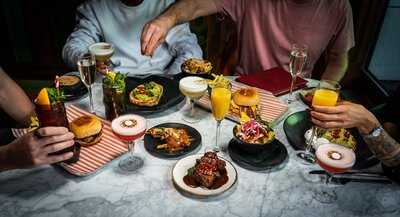 Sixes Social Cricket