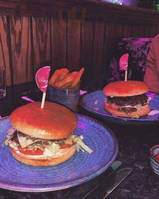 Cinquieme Bar & Restaurant