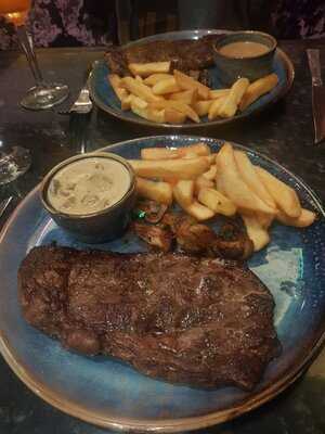 Cinquieme Bar & Restaurant