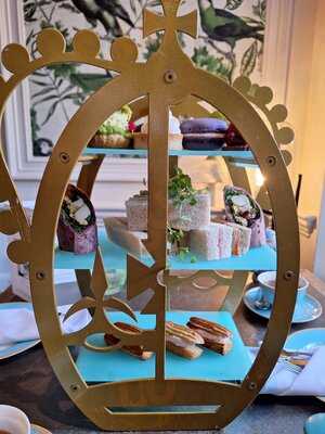 Leaf At The Castle Hotel