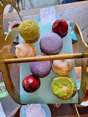 Leaf At The Castle Hotel