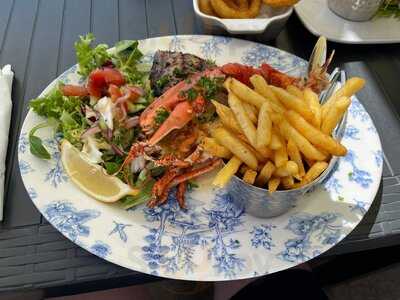 Salty's Beach Bar & Restaurant