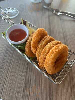 Salty's Beach Bar & Restaurant