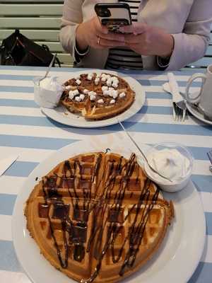 Sweet Charlie’s Cafe And Bouquets