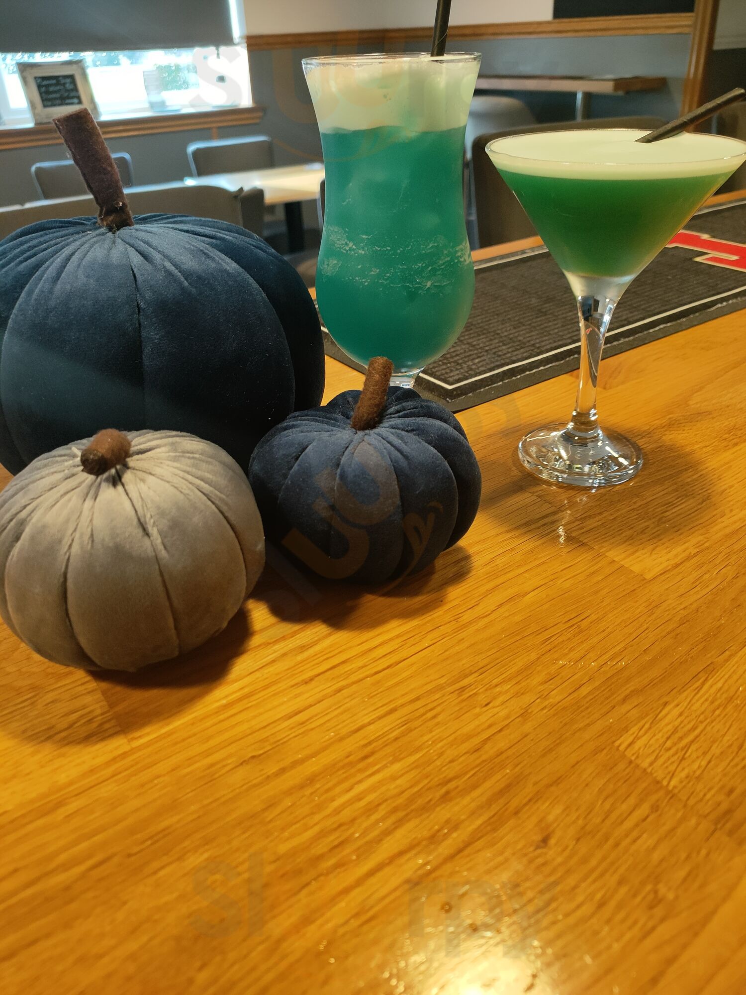 Scots Corner Bar,cafe & Shop