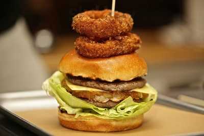 Zous Bar And Grill Monton