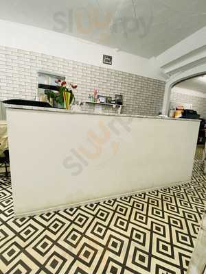 Betty's Pye And Mash