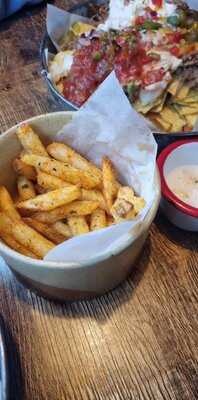 Common Bar & Kitchen