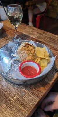 Common Bar & Kitchen