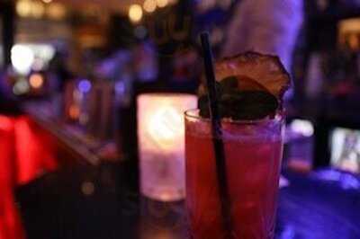 Square Grill Restaurant & Piano Bar