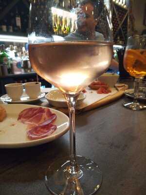 Ahmic Class Wine Bar