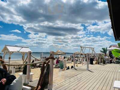 Beach Hut Bar & Grill