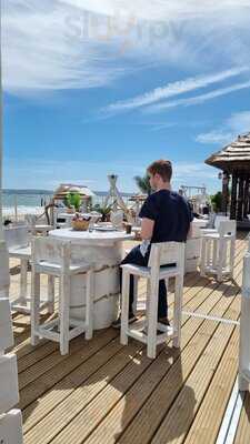 Beach Hut Bar & Grill