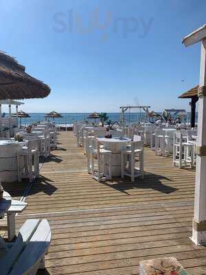 Beach Hut Bar & Grill