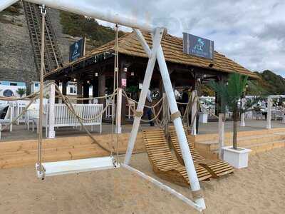 Beach Hut Bar & Grill