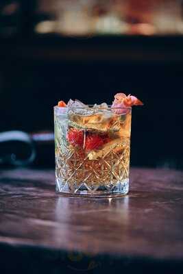 Captain Tom - Epping