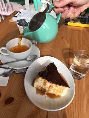 Krem Karamel Cafe & Bookshop