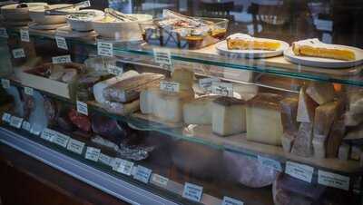 Giovanna's Deli & Wine Bar & Pizzeria