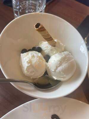 Houstons Bar And Grill