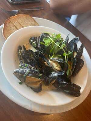 Houstons Bar And Grill