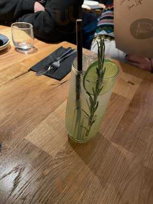 Peron N°4 Med Bar & Kitchen