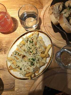 Peron N°4 Med Bar & Kitchen