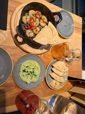 Peron N°4 Med Bar & Kitchen