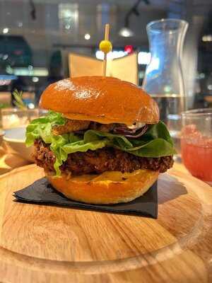 Peron N°4 Med Bar & Kitchen