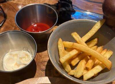 Peron N°4 Med Bar & Kitchen