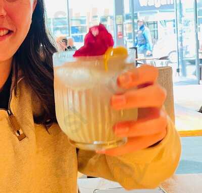 Peron N°4 Med Bar & Kitchen