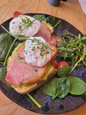 2 Sisters Cafe & Bistro