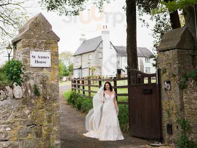 St Anne's Dip And Dine