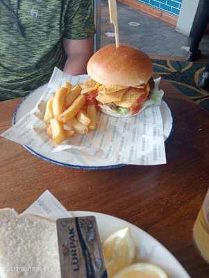 Britannia Inn Stonehouse Pizza & Carvery