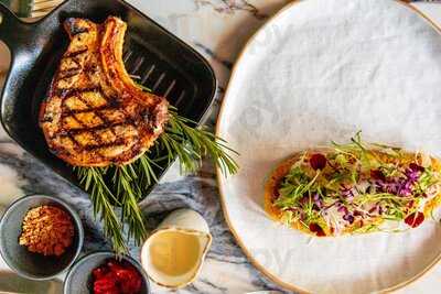 Sir T Gastronomy Restaurant & Bar