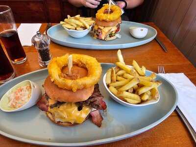 Woodlands Hotel & Pub