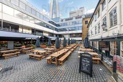 Coach House At The George