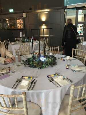 Metropolitan Cocktail Bar & Restaurant