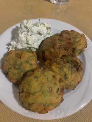 Πέρα Βρέχει